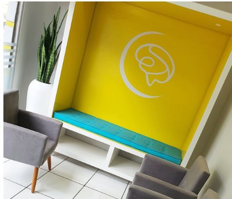 Recepção da clínica com o símbolo da marca na parede